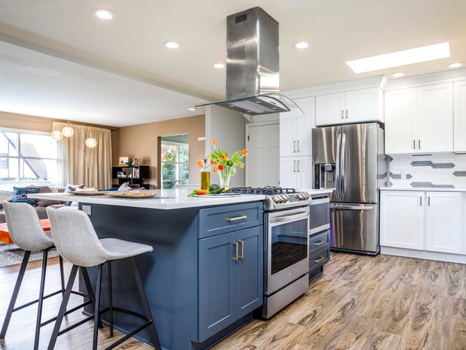 Transitional-SW-Portland-Kitchen-Wood-Floors-Island-Range-Island-Mirowave