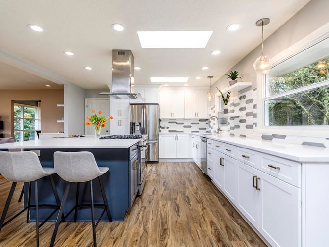 Transitional-SW-Portland-Open-Kitchen-White-Shaker-Cabinets-Blue-Island-Cabinets-Random-Hex-Tile