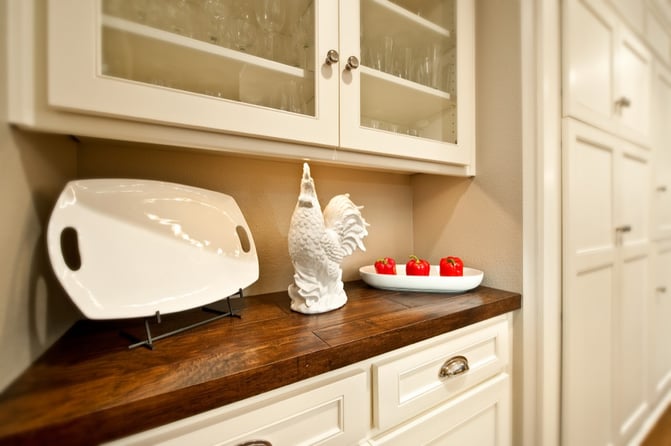 Tratitional-Kitchen-White-Cabinets-with-Glass-Panes