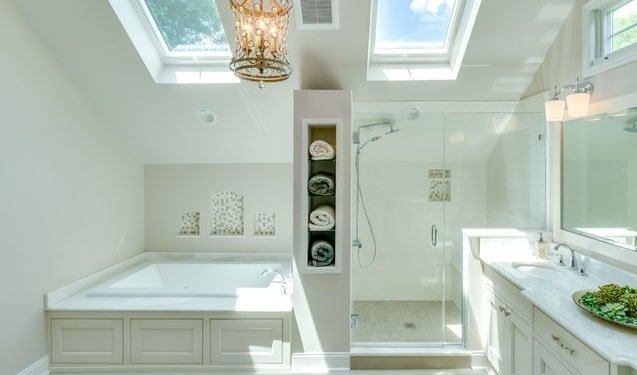 luxury-bathroom-skylight